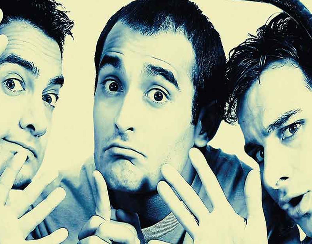 তিন বন্ধু। আমির, অক্ষয় ও সইফের গল্পকে ফ্রেমবন্দি করেছিলেন পরিচালক ফারহান আখতার। রোড ট্রিপের গল্প ঝালিয়ে নিতে চাইলে দেখুন ‘দিল চাহতা হ্যায়’।