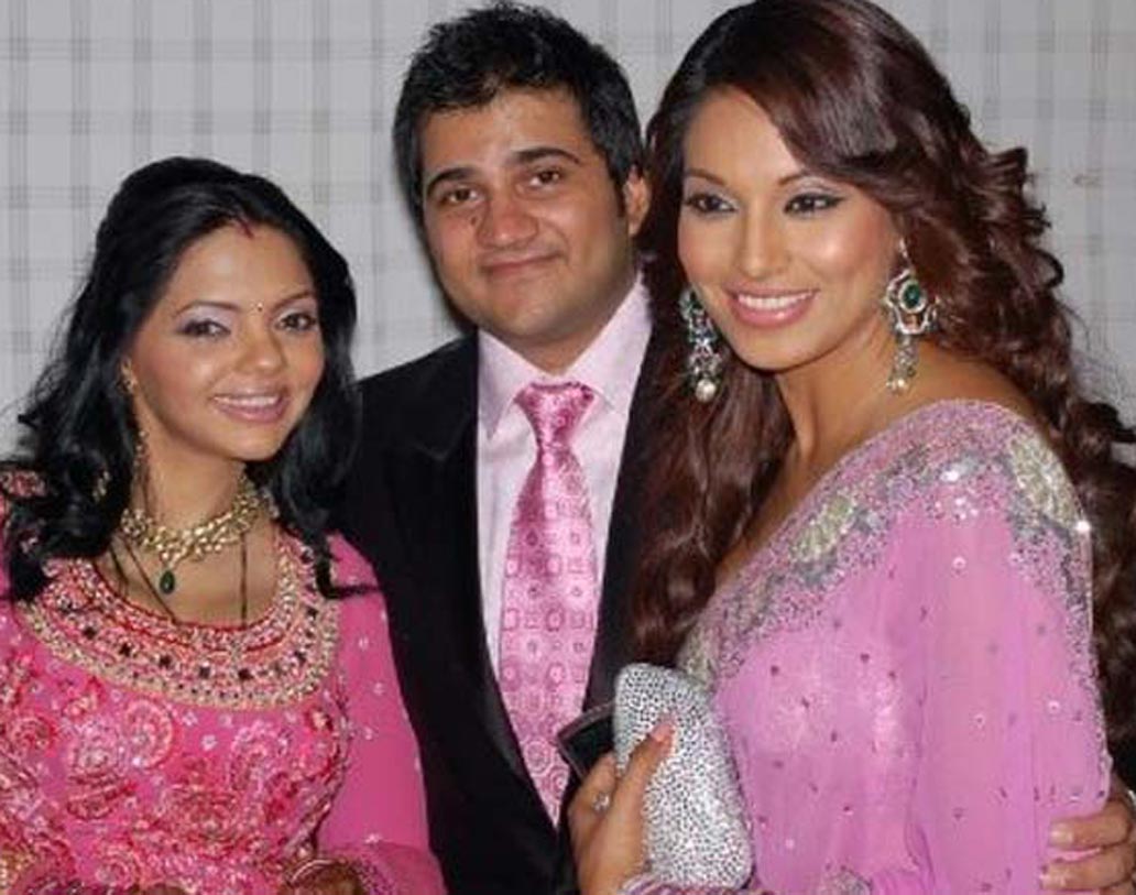 বিপাশার প্রিয় বন্ধু তাঁর ছোটবেলার বান্ধবী সুজান ড্যাডিচ। বিয়ের পর থেকে সুজান ফিলাদেলফিয়ার বাসিন্দা। কাজের চাপে ইদানিং খুব কম কথা হলেও বিপাশার সঙ্গে তাঁর অসম্ভব মনের মিল রয়েছে বলে জানিয়েছেন নায়িকা স্বয়ং।