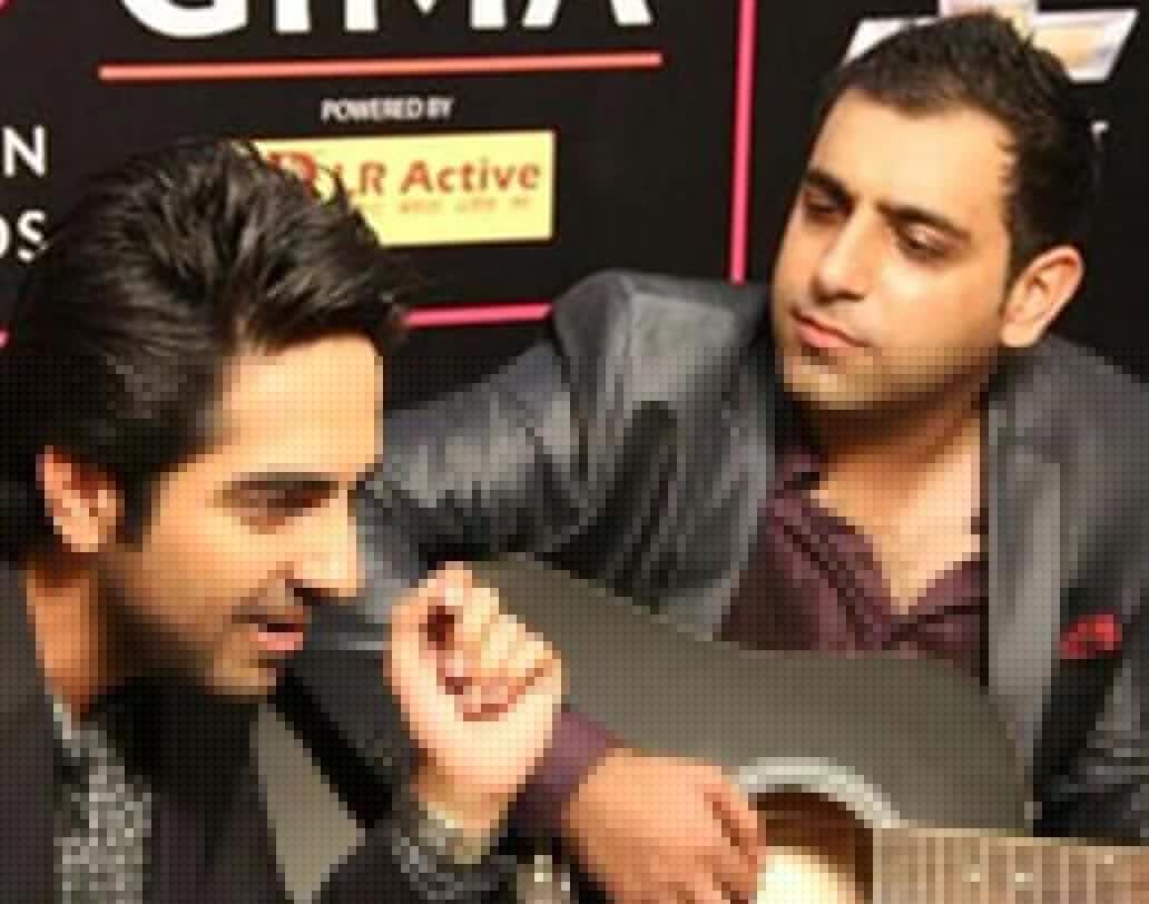 স্কুলের বন্ধু রোচাক কোহালি আয়ুষ্মানের প্রিয় বন্ধু। ছোটবেলায় রোচাকের সঙ্গে স্কুল বাঙ্ক করে এক সঙ্গে গান লিখতেন আয়ুষ্মান।