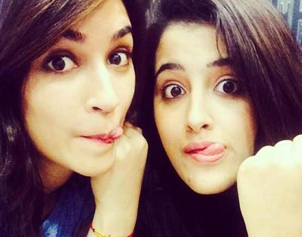 কৃতীর প্রিয় বন্ধু তাঁর বোন নূপুর। কৃতী মনে করেন, নূপুর কখনও তাঁর বোনের মতো, কখনও মায়ের মতো, কখনও বন্ধুর মতো। তাঁর সঙ্গেই সবচেয়ে বেশি বন্ডিং কৃতীর।