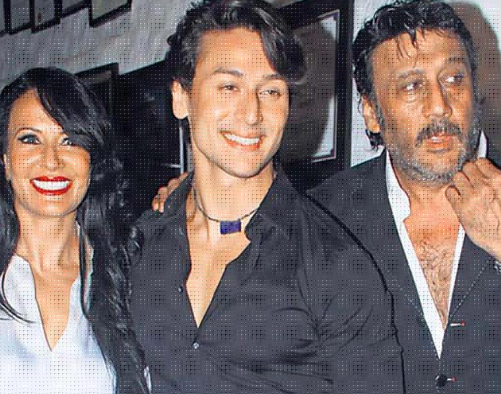 টাইগারের সবচেয়ে প্রিয় বন্ধু তাঁর বাবা-মা। টাইগার জানিয়েছেন, বাবা জ্যাকি এবং মা আয়েশার সঙ্গেই তিনি মনের সব কথা শেয়ার করেন।