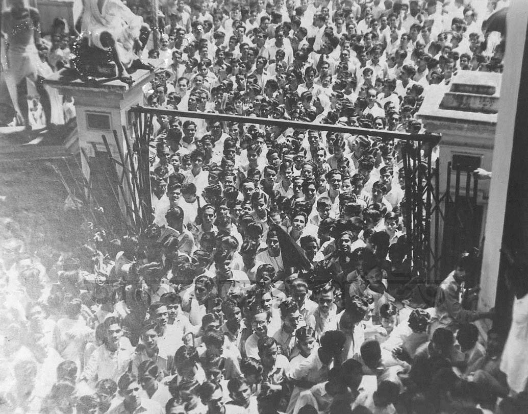 রবীন্দ্রনাথ ঠাকুরকে শেষবারের মতো দেখতে জোড়াসাঁকোর ঠাকুরবাড়িতে মানুষের ঢল।