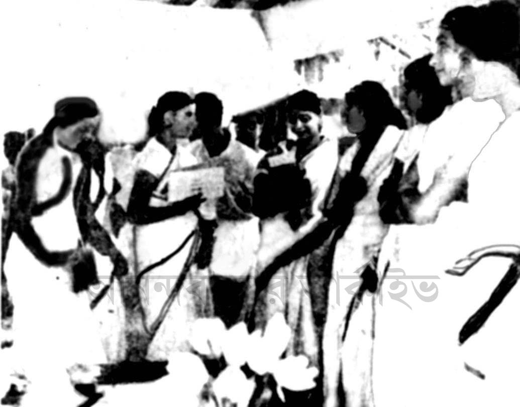 রবীন্দ্রনাথ ঠাকুরের শ্রাদ্ধানুষ্ঠানের প্রস্তুতিতে আশ্রম বালিকারা।