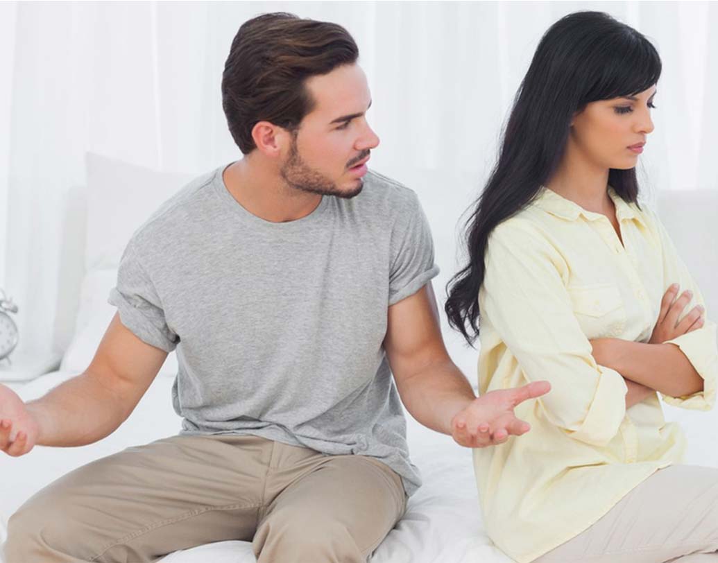 নিয়ন্ত্রণ করার চেষ্টা: অনেকেই মনে করেন স্বামী বা স্ত্রী তাঁর অধিকারের জায়গা। তাঁদের জীবনের নিয়ন্ত্রণ নিজের হাতে রাখা উচিত। এই মনোভাবের জেরে অন্য জন ক্রমশ দূরে সরে যেতে থাকে। বিরক্তি থেকে বাড়তে থাকে অস্বচ্ছতাও। ভারতে ডিভোর্সের অন্যতম বড় কারণ এই ব্যবহার।