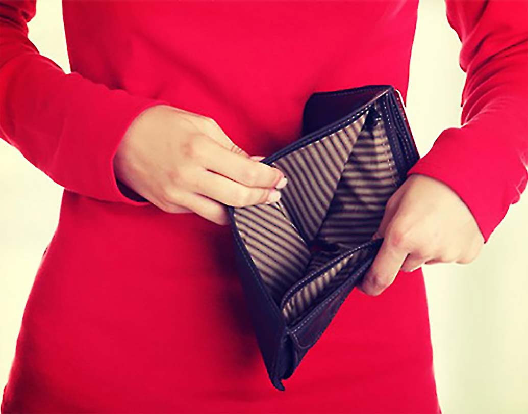 আর্থিক সমস্যা: সারা জীবন আর্থিক অবস্থা এক থাকে না। বিবাহিত জীবনে উত্থান-পতনের সঙ্গে মানিয়ে নিতেই হয়।  আগেই আর্থিক বিষয় আলোচনা করে নেওয়া উচিত। না হলে অনেক সময়ই আর্থিক অনটন, অস্বচ্ছতা বিচ্ছেদ ডেকে আনতে পারে।