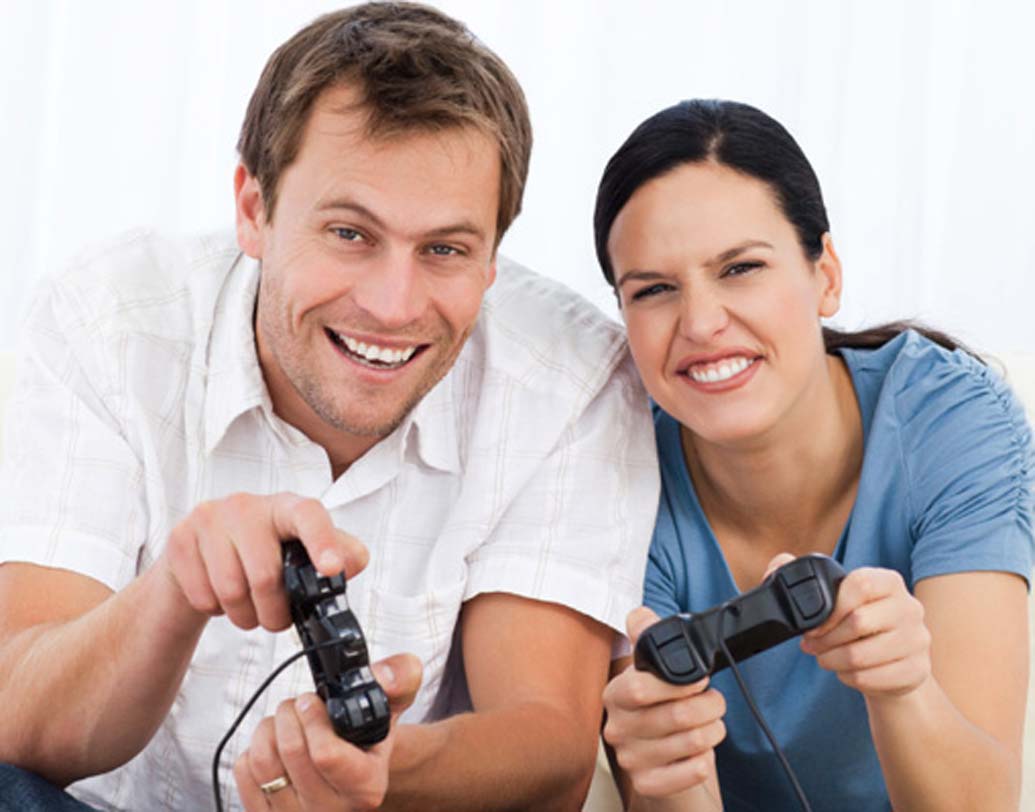 অমিল: অপোজিটস অ্যাট্রাক্ট। প্রেমে পড়ার জন্য এই কথাটা যতটা সত্যি, প্রেম টিকিয়ে রাখার জন্য ততটা কিন্তু নয়। সম্পর্কের শুরুর দিকে নিজের সঙ্গে না মিললেও অপরের পছন্দ আমাদের আকর্ষণ করে। কিন্তু দীর্ঘ সময় তাল রাখা যায় না। তখনই বাড়তে থাকে অশান্তি। যা ডিভোর্সের কারণ হতে পারে।