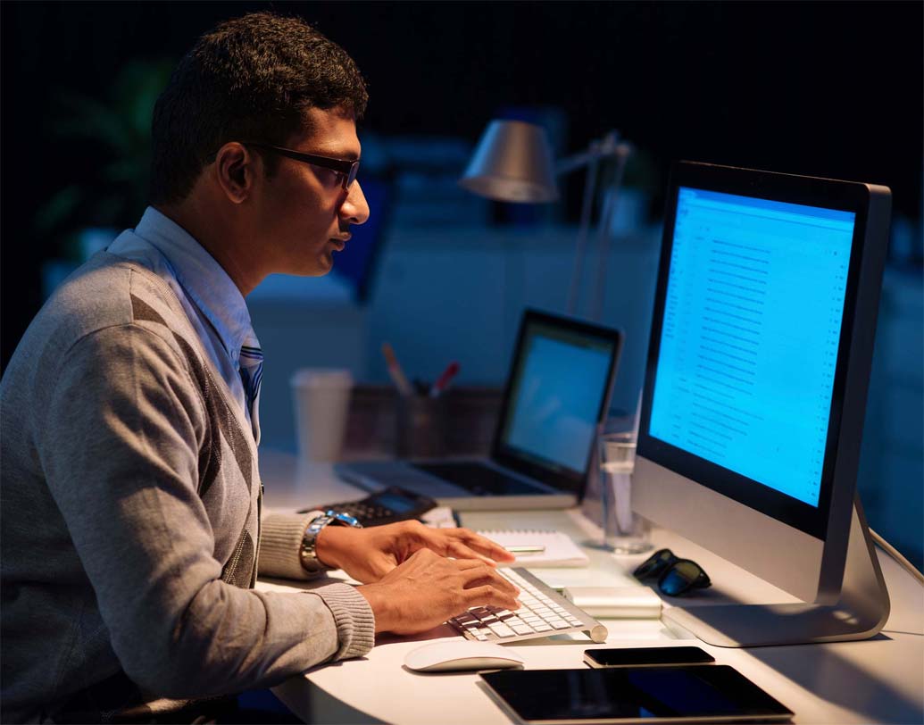 কাজ: ‘ফ্যামিলি কামস ফার্স্ট’। ব্যক্তিগত জীবন সুন্দর করার মূলমন্ত্র এটাই। একজন পার্টনারের পেশাগত জীবনকে বেশি প্রাধান্য দেওয়া, কর্মক্ষেত্রে বেশিক্ষণ সময় দেওয়ায় অন্যজন একাকিত্বে ভুগতে থাকেন। বাড়তে থাকে দূরত্ব। এর থেকেই হতে পারে বিচ্ছেদ।