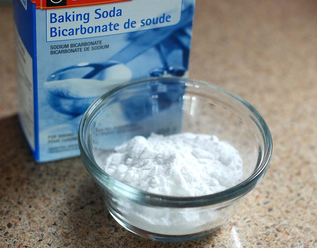 বেকিং সোডা: এক বালতি ঠান্ডা জলে এক কাপ বেকিং সোডা মিশিয়ে রাখুন আধ ঘণ্টা। এই জলে স্নান করলে ত্বকের প্রদাহ কমবে।