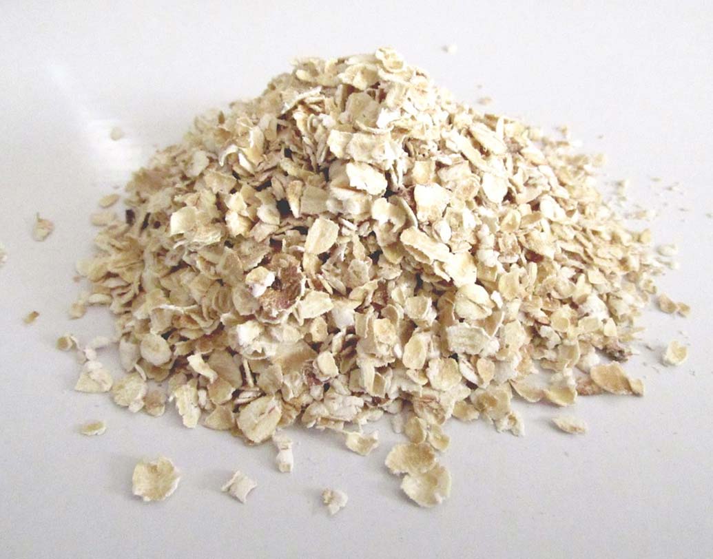 ওটমিল বাথ: একজিমা বা সোরেসিসের সমস্যায় ত্বকের প্রদাহ দূর করে ময়শ্চারাইজ করতে সাহায্য করে ওটমিল। হালকা গরম জলে ২ কাপ ওটমিল পাউডার ভিজিয়ে রাখুন আধ ঘণ্টা। এই জলে স্নান করুন।