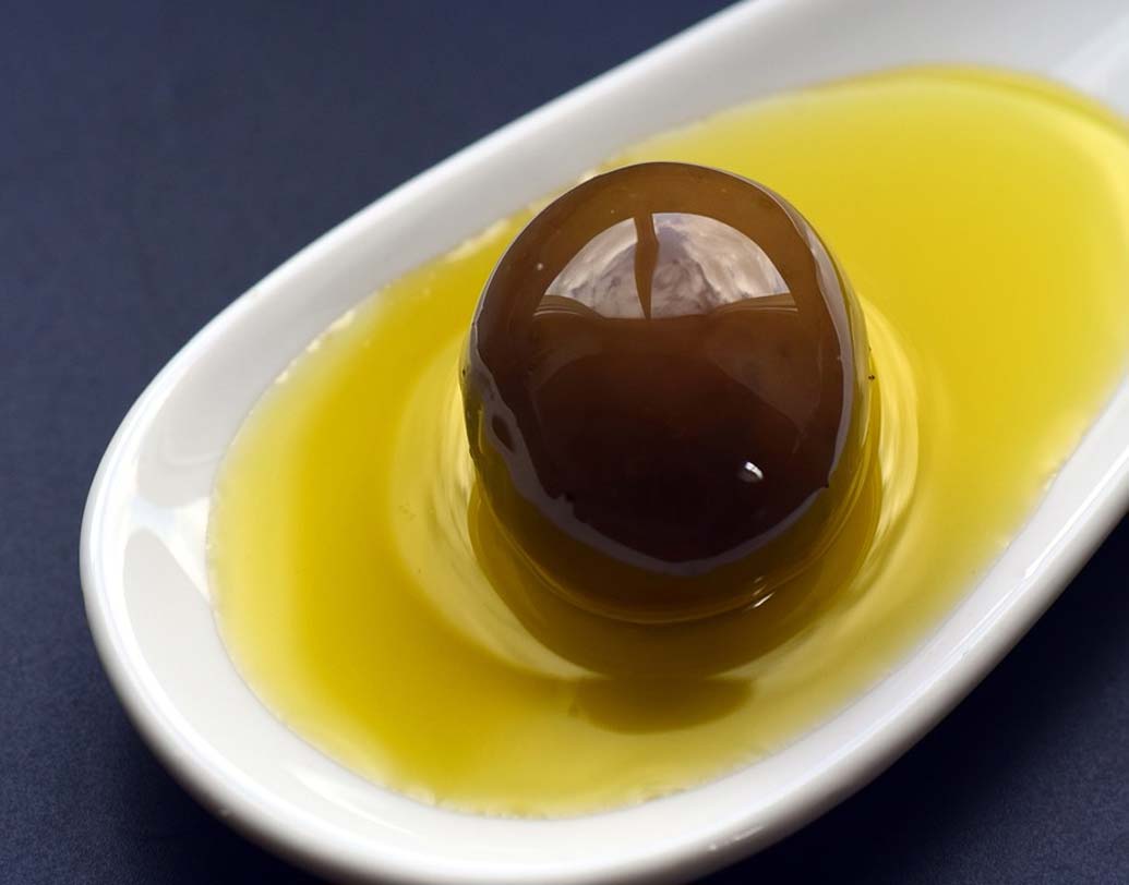 অলিভ অয়েল: ভিটামিন ই ও অ্যান্টিঅক্সিড্যান্ট থাকার কারণে ত্বকের ক্ষয় রোধ করতে, ময়শ্চারাইজ করতে সাহায্য করে অলিভ অয়েল।