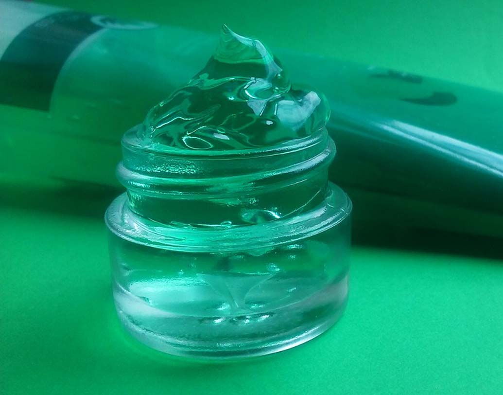 অ্যালয় ভেরা জেল: ত্বকের যে কোনও ধরনের অস্বস্তিতে অ্যালয় ভেরা জেল লাগালে উপকার পাবেন। ফ্রেশ অ্যালয় ভেরা লাগাতে পারলে আরও ভাল।