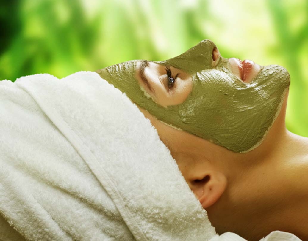 নিম পাতা: নিম পাতার অ্যান্টি-ফাংগাল, অ্যান্টি-ব্যাকটেরিয়াল গুণ ত্বকের প্রদাহ দূর করতে সাহায্য করে। একজিমা, স্কেবিস, অ্যাকনে, ইনফেকশের সমস্যা থেকে ত্বক রক্ষা করতে পারেন নিম পাতা।