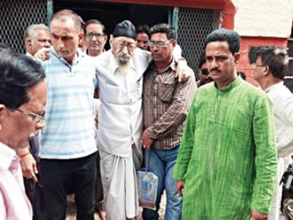 হাসপাতালে আসার পথে জ্ঞান সিংহ সোহন পাল। সোমবার কলকাতায়।- নিজস্ব চিত্র।