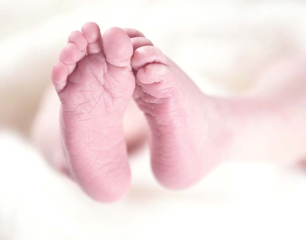 শুষ্ক ত্বক: শরীরে ভিটামিন ই-র ঘাটতি হলে ত্বক খুব বেশি শুষ্ক হয়ে যায়। ডায়েটে সব্জি, মাছ, বাদাম, তেল রাখুন।