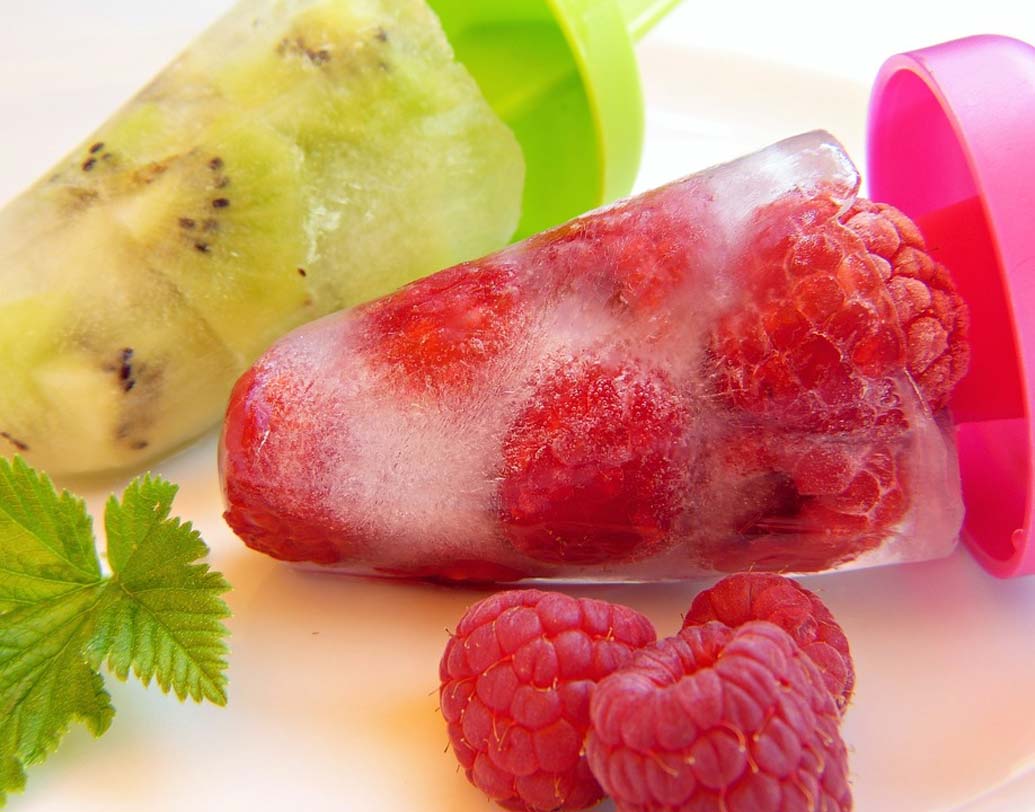 বরফের প্রতি আসক্তি: যদি বরফ খেতে ইচ্ছা হয় বার বার তা হলে আপনার শরীরে আয়রনের অভাব হয়েছে বা আপনি রক্তাল্পতায় ভুগছেন। ডিম, রেড মিট খাওয়ার পাশাপাশি অবশ্যই ডাক্তার দেখিয়ে পরামর্শ নিন কী ভাবে এনার্জি বাড়াতে পারেন।