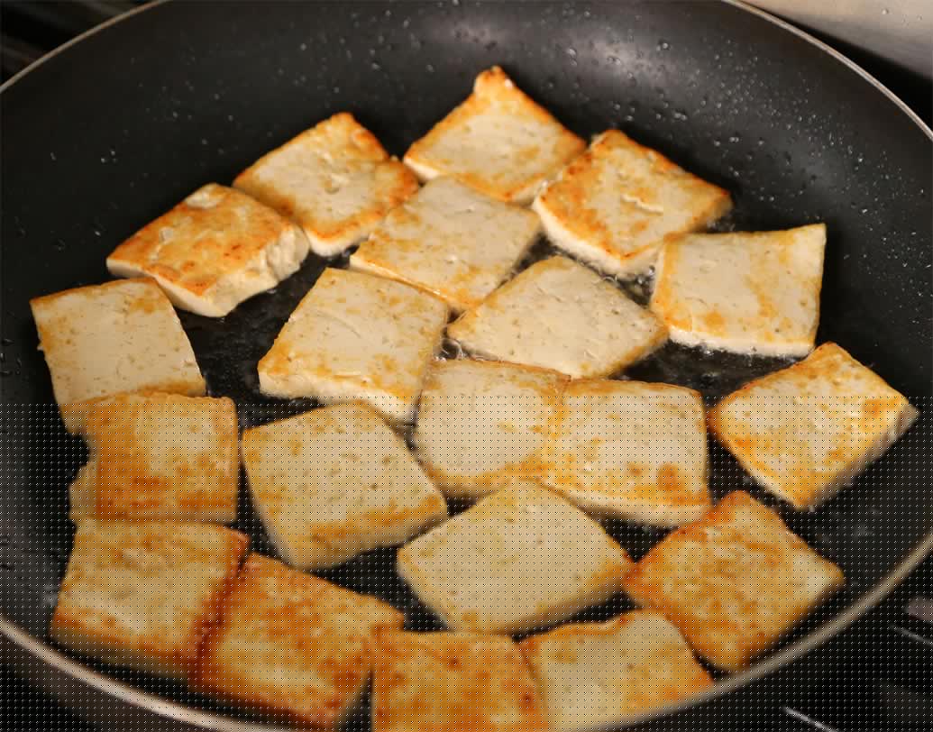 আয়রন: টোফুতে প্রচুর পরিমাণ আয়রন রয়েছে। অন্য দিকে পনিরে ক্যালসিয়ামের মাত্রা বেশি থাকায় শরীরে আয়রন শোষণে বাধা দেয়।