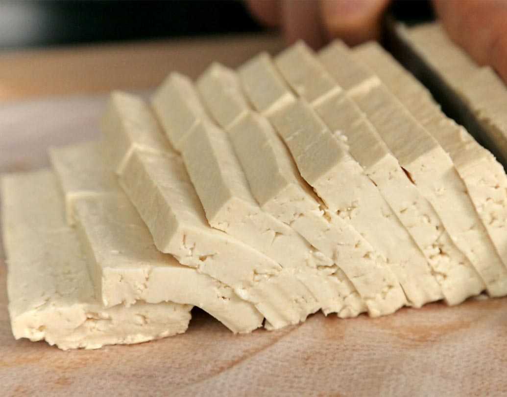 ফ্যাট: ফ্যাটের কথা ভাবলে টোফু অবশ্যই বেশি স্বাস্থ্যকর। নিউট্রি পনিরকে ওজন কমানোর সুপারফুড বলে থাকলেও ১০০ গ্রাম পনিরে ২০ গ্রাম ফ্যাট থাকে, যেখানে ১০০ গ্রাম টোফুতে ফ্যাটের পরিমাণ মাত্র ২.৭ গ্রাম।