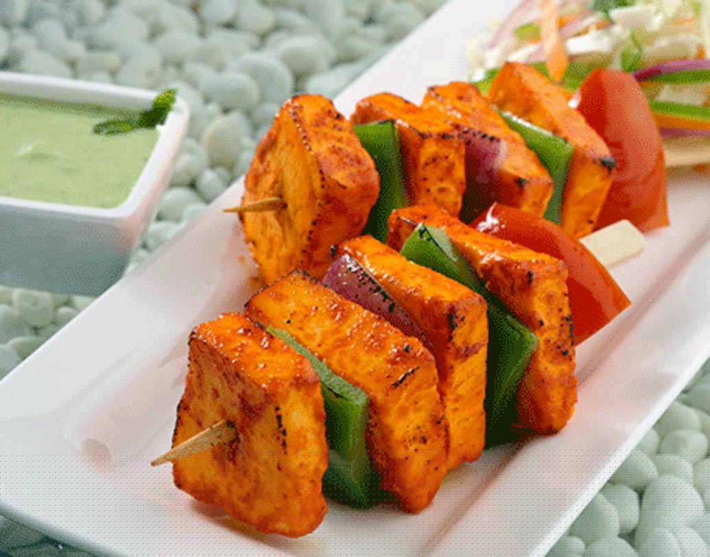 প্রোটিন: পনিরে প্রোটিনের পরিমাণ অনেক বেশি। ১০০ গ্রাম পনিরে যেথানে ১৮.৩ গ্রাম প্রোটিন থাকে, সেখানে সয় মিল্ক থেকে তৈরি হওয়ার কারণে ১০০ গ্রাম টোফুতে প্রোটিনের পরিমাণ মাত্র ৬.৯ গ্রাম।