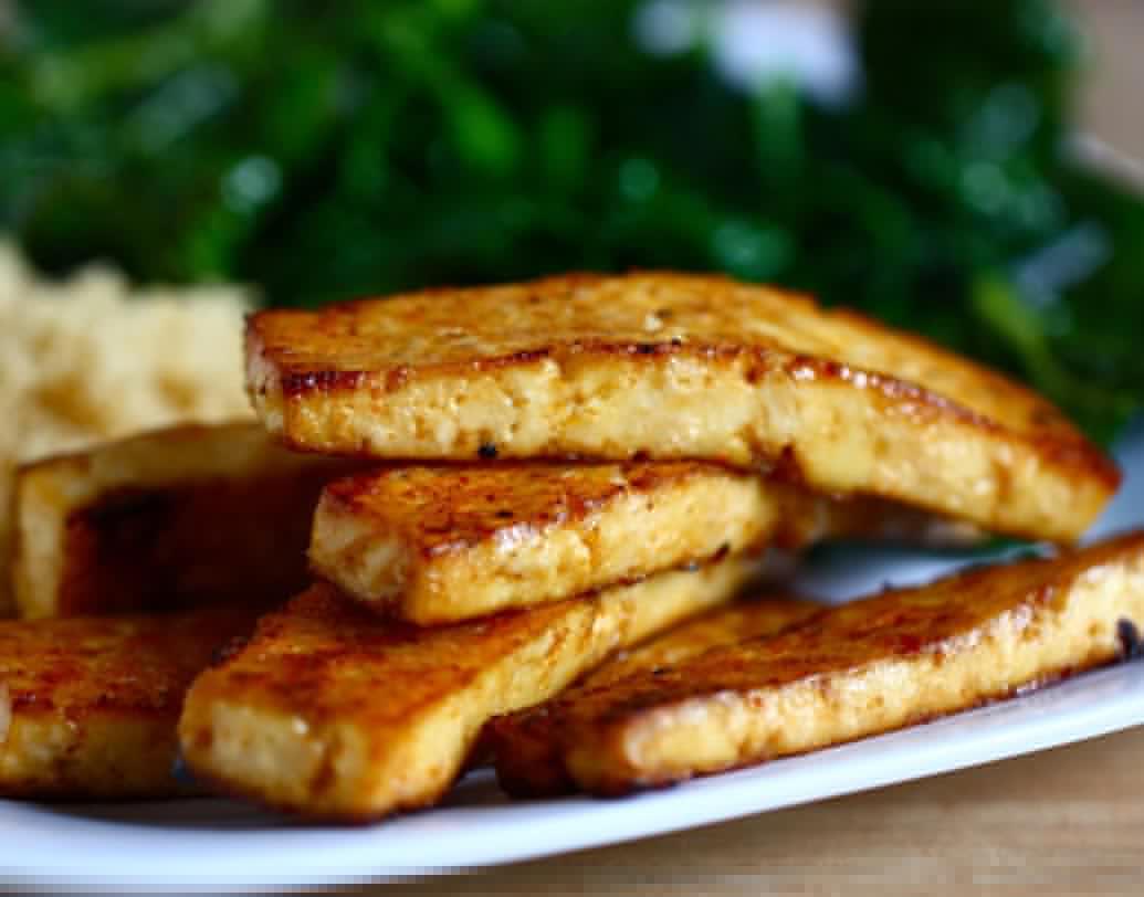 কার্বোহাইড্রেট: পনির দুধ থেকে তৈরি হলেও টোফুতে কার্বোহাইড্রেটের পরিমাণ বেশি থাকে। যদিও টোফুর কার্বোহাইড্রেটের পরিমাণও যথেষ্ট স্বাস্থ্যকর।