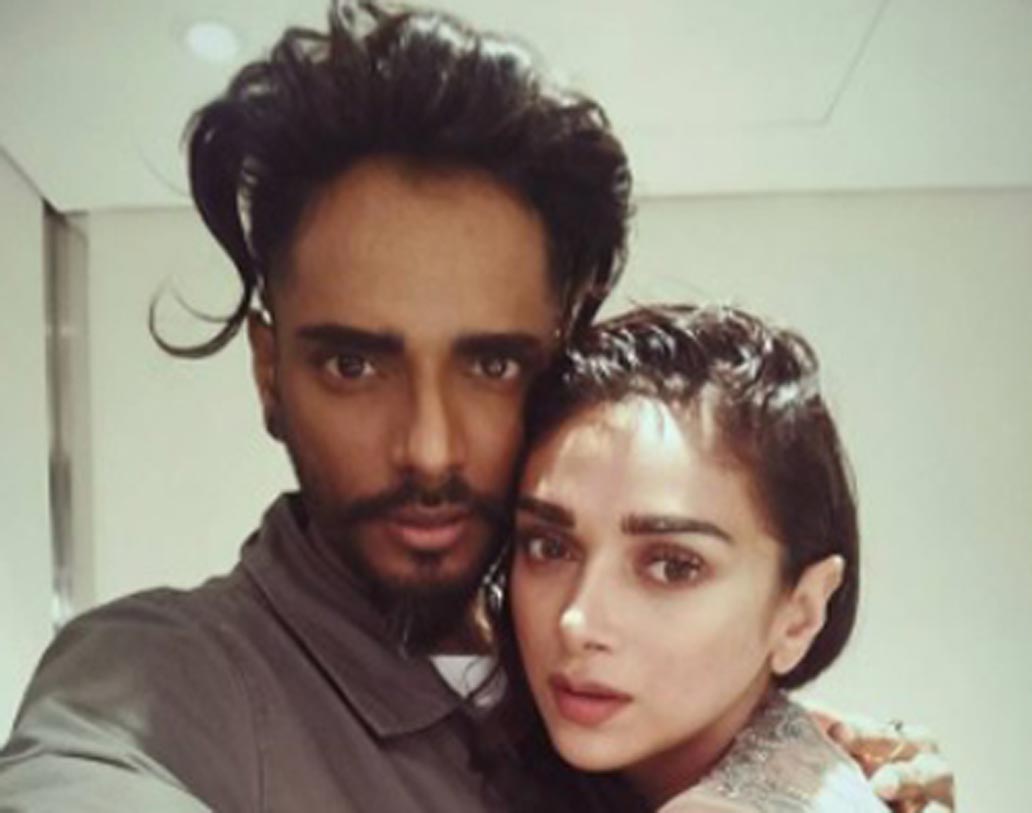 কন্টেম্পোরারি মেকআপে সেরার সেরা। এলটন জে ফার্নান্ডেজ সাম্প্রতিক কালের অন্যতম জনপ্রিয় মেকআপ আর্টিস্ট। পরিণীতি, অদিতি রাও হায়দারিদের এক বার সাজাতে এলটন চার্জ করেন প্রায় ৩০ হাজার টাকা।