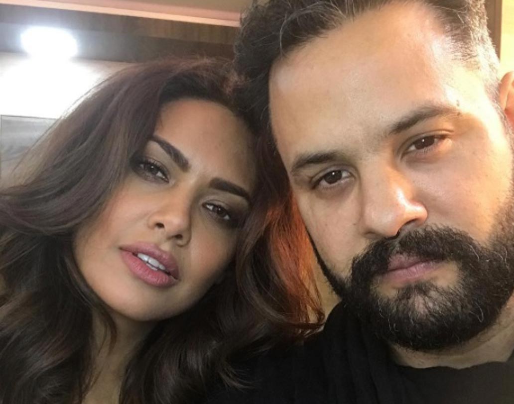 ‘ভোগ’ ফ্যাশন ম্যাগাজিনের বিচারে অন্যতম সেরা মেকআপ শিল্পী। এষা গুপ্তাদের এক বার সাজানোর জন্য ড্যানিয়েল নেন ১ লক্ষ টাকা।