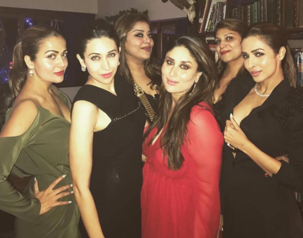 ছবিতে করিনা ও করিশ্মার মাঝখানে উঁকি দিচ্ছেন মল্লিকা ভাট। বলিউডের অন্যতম জনপ্রিয় মেকআপ আর্টিস্ট। মল্লিরা এক বার সাজানোর জন্য নেন ৩০ হাজার এবং ব্রাইডাল মেকআপের জন্য নেন ১ লক্ষ টাকা।