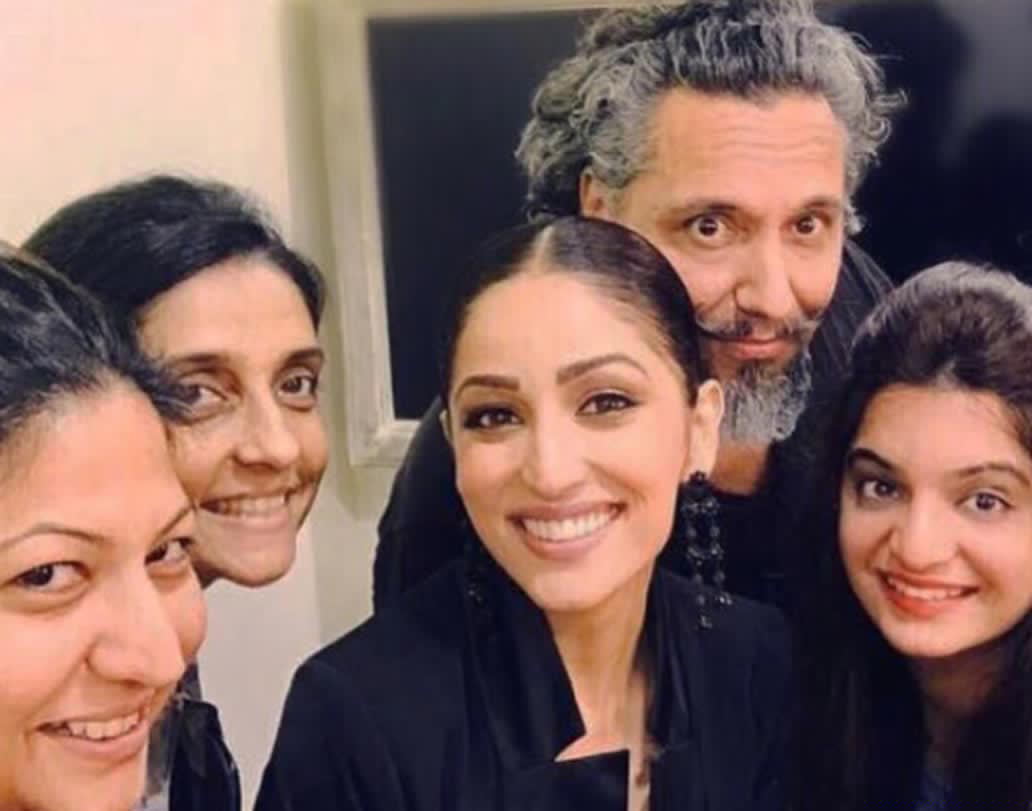 জর্জিও গ্যাব্রিয়েল। দীপিকা ও আলিয়ার ফেভারিট। লস অ্যাঞ্জেলস থেকে বলিউডে এসে দারুণ কাজ করছেন। ছবিতে ইয়ামির পিছনে থাকা জর্জিও এক বার সাজাতে নেন প্রায় ৫০ হাজার টাকা।