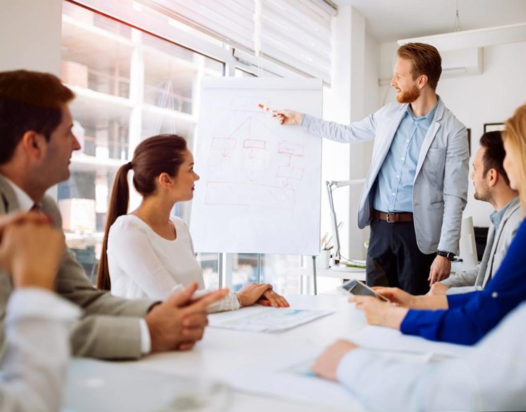 ইনভেস্টমেন্ট ব্যাঙ্কার:
এদের নিকনেম ‘মানি ম্যান’। কোম্পানির আয় বাড়াতে সচেষ্ট হন ইনভেস্টমেন্ট ব্যাঙ্কাররা। নিজেরাও আয় করেন দু’হাতে। এঁদের বার্ষিক বেতন শুরুতেই প্রায় ১২ লক্ষ টাকা মতো হয়। পরে তা ৫০ লক্ষ পর্যন্ত গড়াতে পারে।