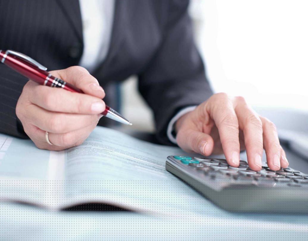 চার্টার্ড অ্যাকাউন্ট্যান্ট:
তৃতীয় স্থানে রয়েছেন চার্টার্ড অ্যাকাউন্ট্যান্টরা। এঁদের প্রথম দিকের বেতন থাকে মোটামুটি সাড়ে ৫ লক্ষের কাছাকাছি। মধ্য পর্যায়ে তা পৌঁছয় ১৩ লক্ষের কাছে। অভিজ্ঞতা আরও বাড়লে বেতন হয় প্রায় ২৬ লক্ষ টাকা পর্যন্ত।