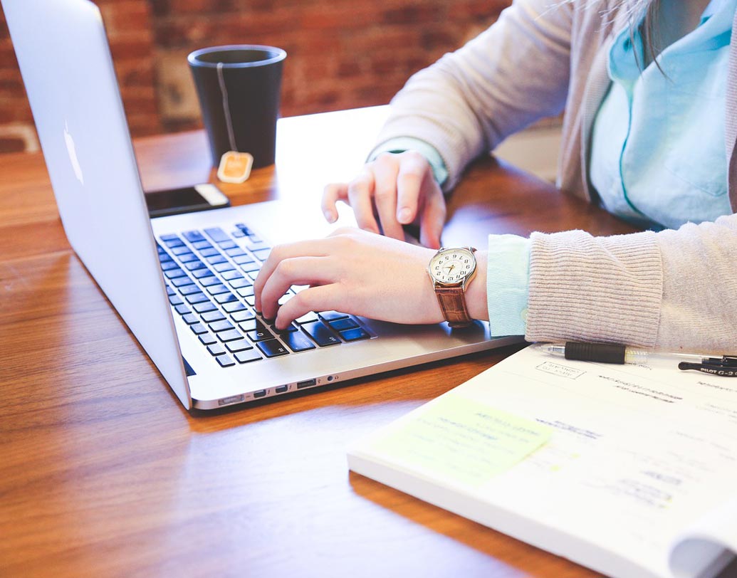 মার্কেটিং:
মার্কেটিংকে এক ধরনের শিল্পও বলা যায়। যদি এই শিল্পের প্রতি সত্যিই ভালবাসা থাকে তা হলে আপনিও এই পেশায় আসতে পারেন। রোজগারও হবে মানানসই। শুরুতেই ২ লক্ষ, মধ্য কেরিয়ারে ৫ লক্ষ, অভিজ্ঞ হলে ১০ লক্ষের কাছাকাছি আয় করবেন চোখ বুজে।