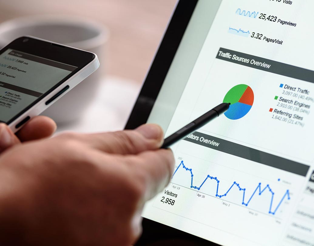 আইটি ও সফ্টওয়্যার ইঞ্জিনিয়র:
দেশের অন্যতম জনপ্রিয় ও পরিচিত চাকরিগুলির অন্যতম এই চাকরি। শুরুতেই বেতন পাওয়া যাবে ৪ লক্ষ টাকার মতো। অভিজ্ঞ একজন ইঞ্জিনিয়র বেতন পান প্রায় সাড়ে ১৫ লক্ষ টাকারও বেশি।