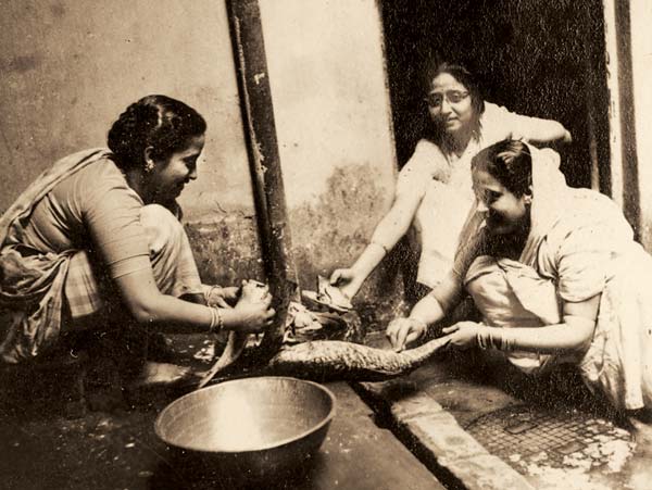 অন্দরমহল: সাংসারিক ব্যস্ততা। ১৯৬০-এর দশকে তোলা ছবি, গীতা চক্রবর্তীর সৌজন্যে
