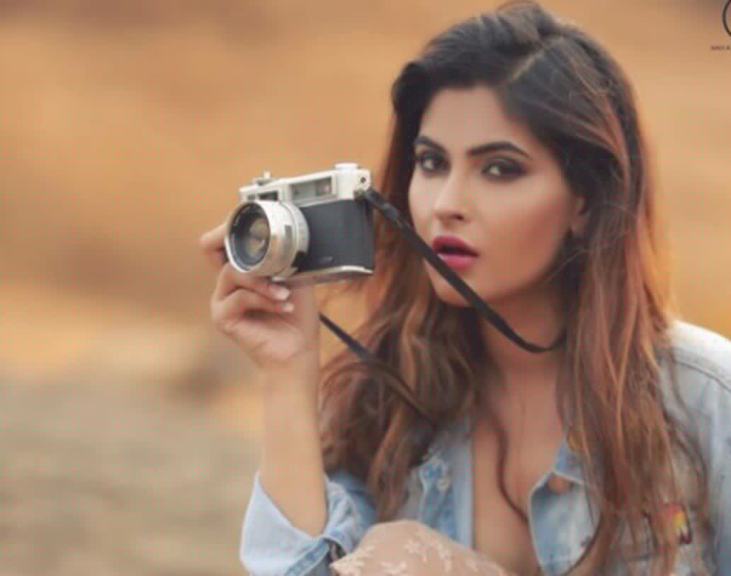 বেড়ানো, শপিং এবং সিনেমা দেখতে ভালবাসেন করিশ্মা। তাঁর প্রিয় অভিনেতা শাহরুখ খান ও করিনা কপূর।