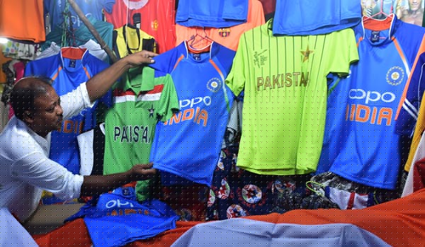 Road occupied by hawkers, administration planned to clean