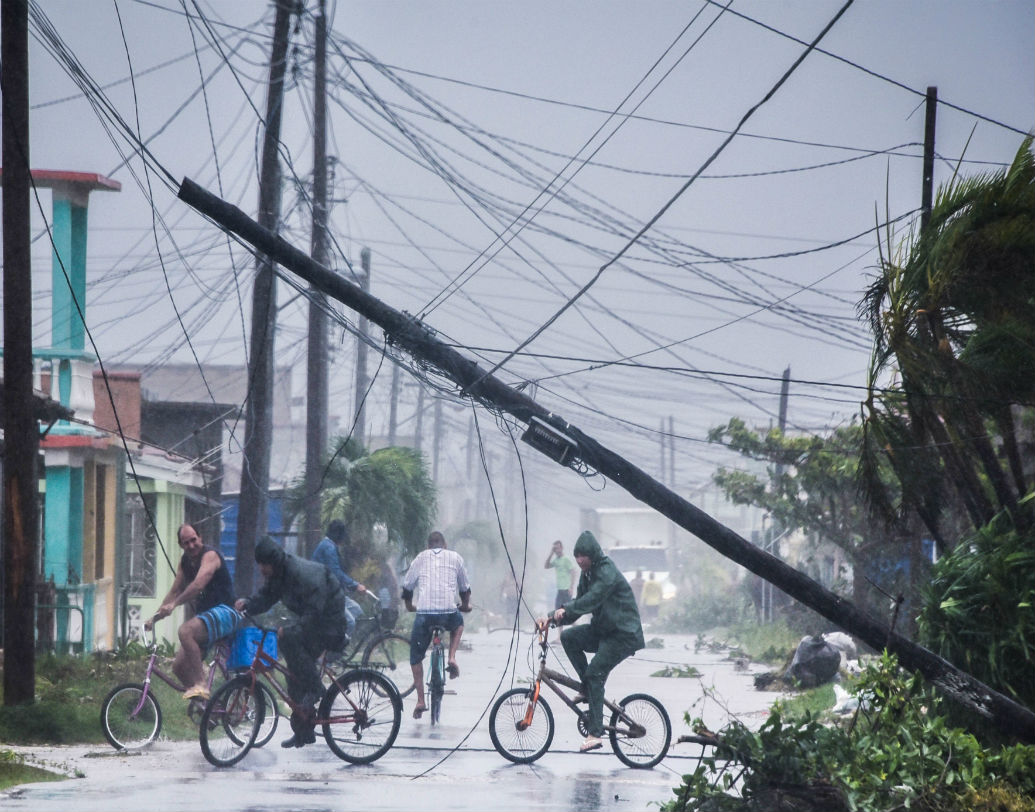 ইতিমধ্যেই পূর্ব ক্যারিবিয়ানে এই ঝড়ে অন্তত ২১ জনের মৃত্যু হয়েছে। আরও বিধ্বংসী ক্ষয়ক্ষতির খবর আসা বাকি বলেই আশঙ্কা।