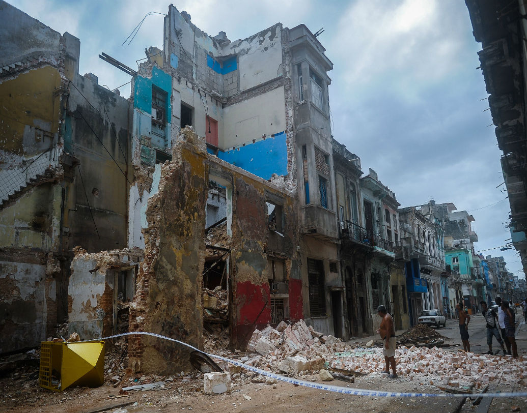 ক্যারিবিয়ানের গুয়াডেলোপ দ্বীপের ঘর-বাড়ি প্রায় নিশ্চিহ্ন।