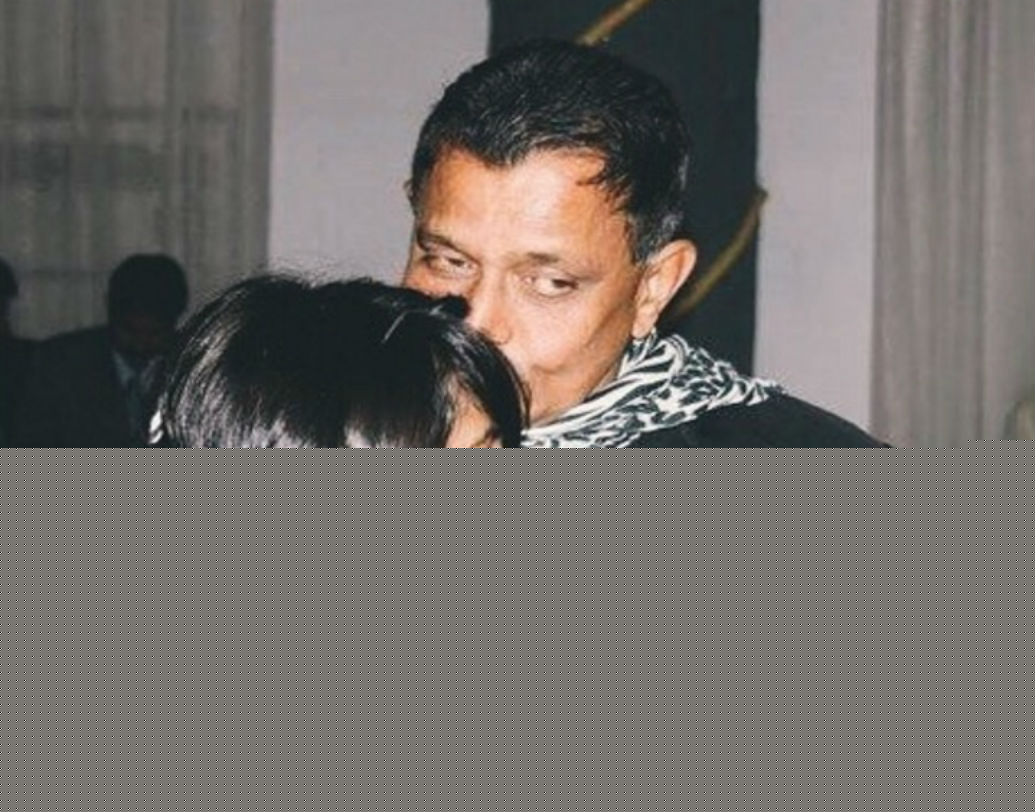 শোনা যায়, শীর্ণকায়, রুগ্ন ওই শিশুটিকে সারা রাত কোলে নিয়ে বসে বিভিন্ন আইনি সমস্যা মিটিয়েছিলেন দু’জন।