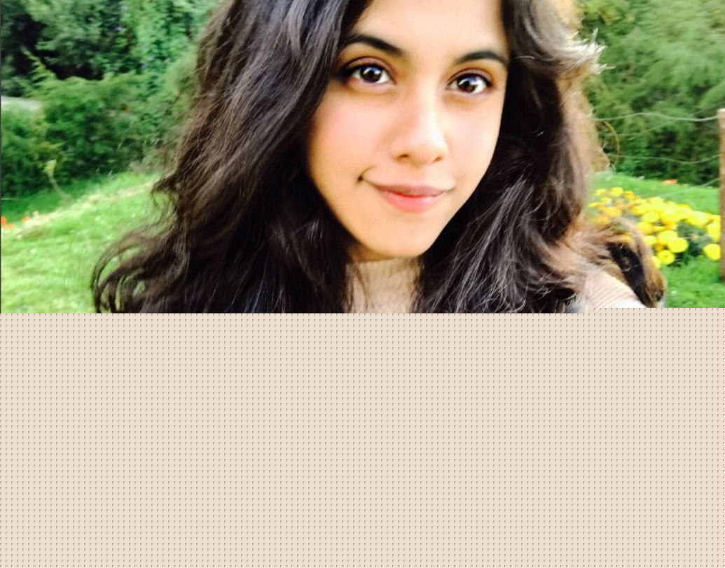 আগে লাইমলাইট থেকে শত যোজন দূরে থেকেছেন। কিন্তু ফিল্ম ইন্ডাস্ট্রিতে টিকে থাকতে গেলে যে জনসংযোগ রাখতে হবে। তা বিলক্ষণ বুঝে গিয়েছেন মিঠুন-কন্যা। তাই ইদানিং সোশ্যাল মিডিয়ায় বেশ অ্যাক্টিভ হয়েছেন তিনি।