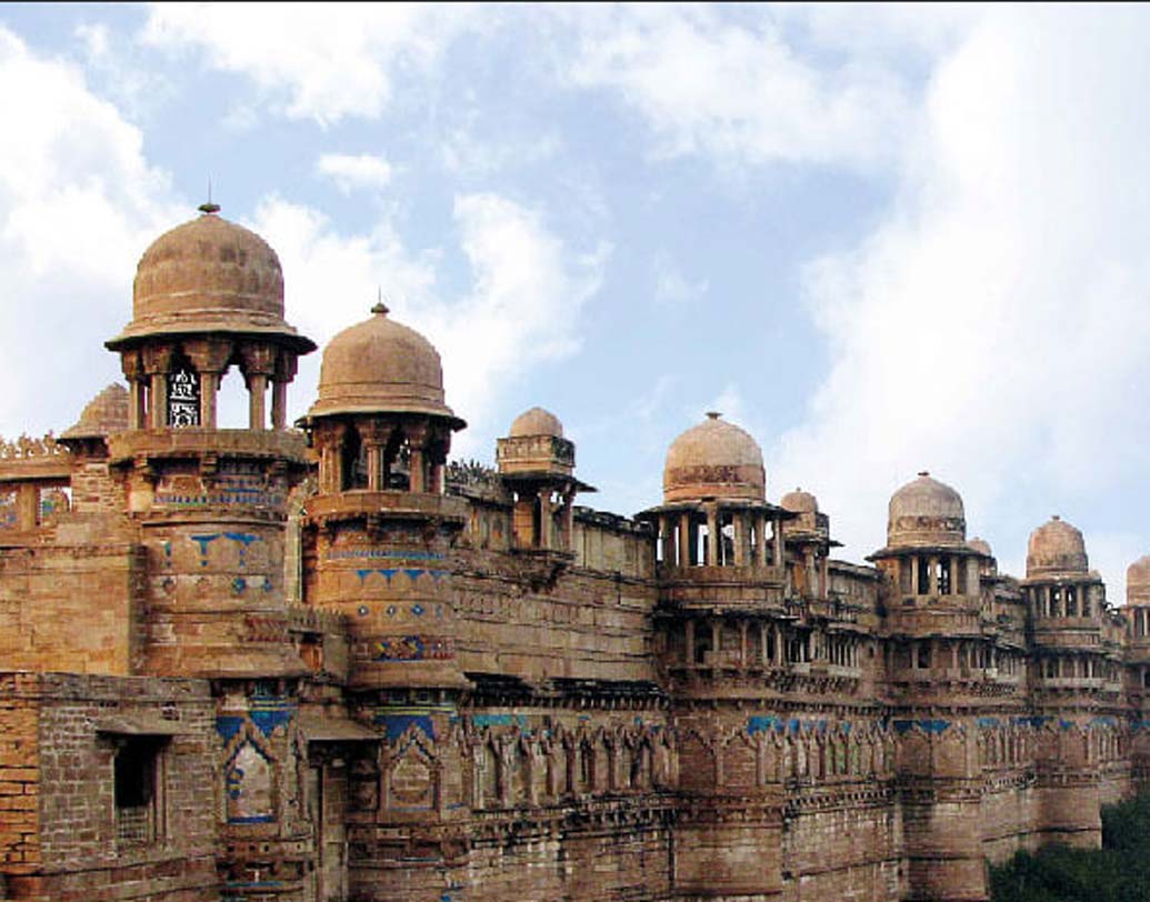 সিন্ধিয়া স্কুল, গোয়ালিয়ড়: গোয়ালিয়ড় দুর্গের মধ্যে অবস্থিত এই সুপ্রাচীন স্কুল স্থাপিত হয়েছিল ১৮৯৭ সালে। অনেক নামী দামি ব্যক্তিত্বের পথচলা শুরু হয়েছিল এই স্কুল থেকে। এঁদের মধ্যে রয়েছেন মুকেশ অম্বানী, সলমন খান, অনুরাগ কাশ্যপ প্রমুখ। বার্ষিক ফি ৭ থেকে ৮ লক্ষ টাকা।