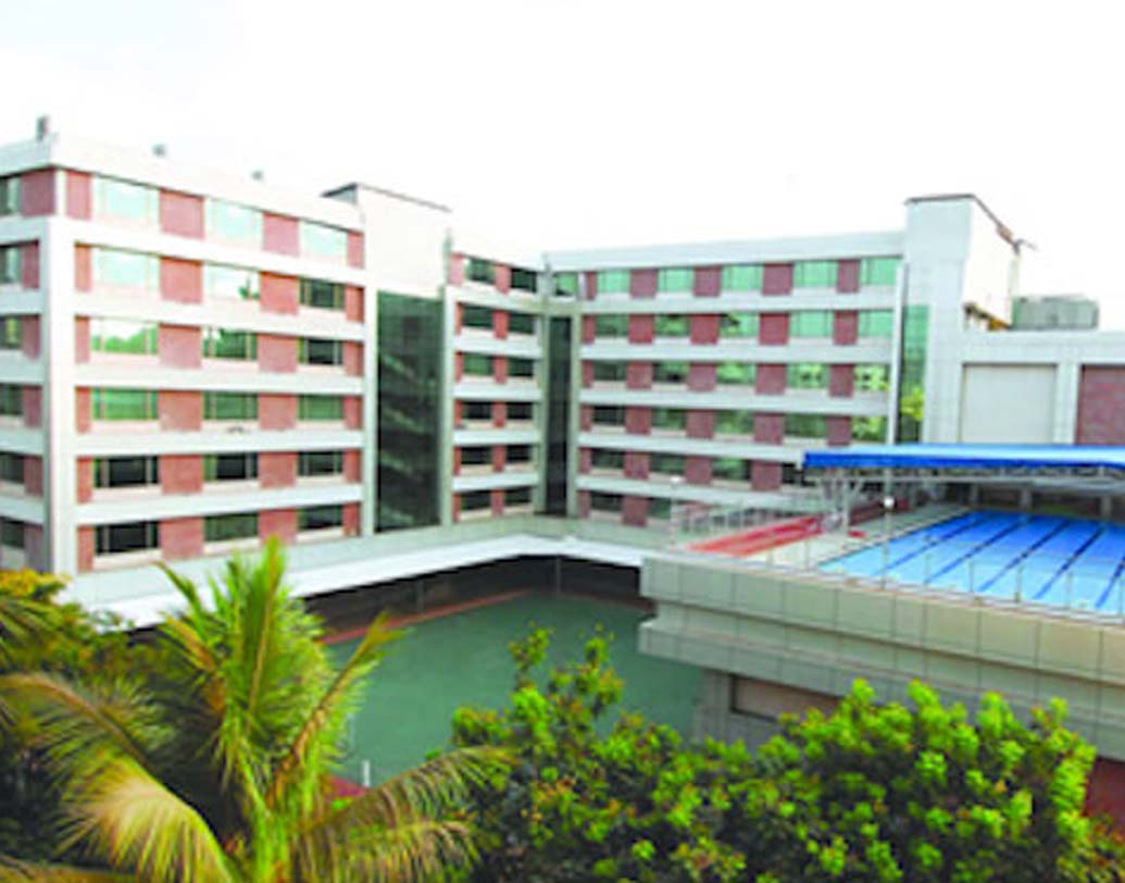 ইকোলে মোন্ডিয়ালে ওয়ার্ল্ড স্কুল, মুম্বই: মুম্বইয়ের প্রথম আন্তর্জাতিক স্কুল যার বার্ষিক ফি প্রায় ১১ লক্ষ টাকার কাছাকাছি। এই স্কুলে সারা বছর ধরে চলা অনুষ্ঠানগুলি বিশ্বমানের।