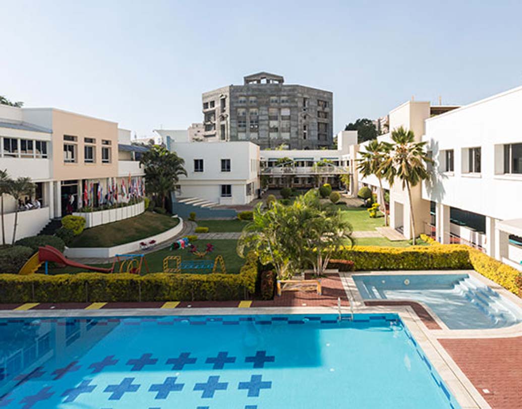 মার্সিডিজ বেঞ্চ আন্তর্জাতিক স্কুল, পুণে: পুণের হিঞ্জাওয়াড়িতে অবস্থিত এই স্কুলের বার্ষিক ফি ১৬ লক্ষ টাকার কাছাকাছি। পড়াশোনার মান আন্তর্জাতিক স্তরের। আন্তর্জাতিক ব্যাকালরিয়েট অর্গানাইজেশনে (আইবিও)-র নিয়ম অনুযায়ী এই স্কুলে পড়ুয়াদের তিনটি স্তরে ভাগ করা হয়েছে, কিন্ডারগার্ডেন থেকে পঞ্চম শ্রেণি পর্যন্ত পিওআইপি সেকশন, ষষ্ঠ থেকে দশম শ্রেণি পর্যন্ত এমওয়াইপি সেকশন এবং দ্বাদশ শ্রেণি পর্যন্ত ডিপি সেকশন।