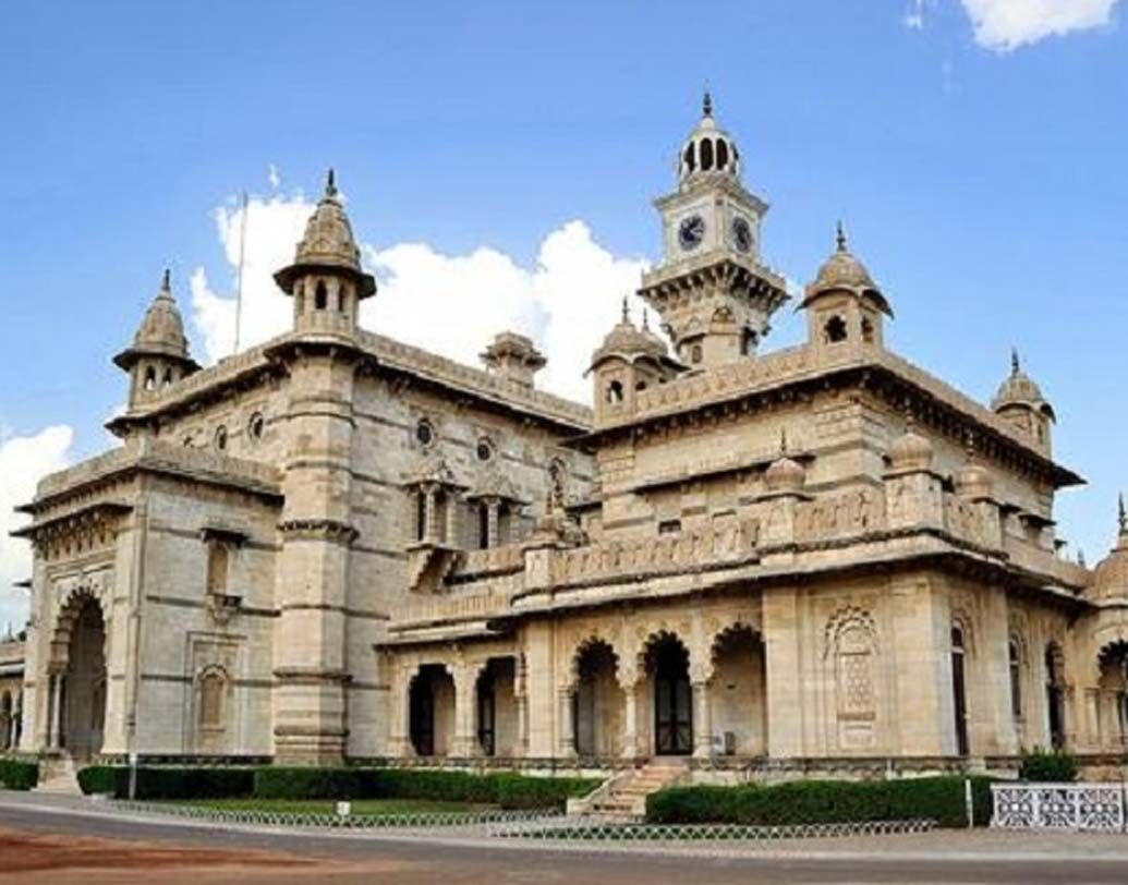 মেয়ো কলেজ, অজমেঢ়, রাজস্থান: আরাবল্লী পর্বতের পাদদেশে অবস্থিত এই স্কুল প্রতিষ্ঠিত হয় ১৮৭৫ সালে। ভাইসরয় মেয়োর নাম অনুসারে এই স্কুলের এইরকম নামকরণ করা হয়। দেশের প্রাচীনতম স্কুলগুলির মধ্যে অন্যতম এই স্কুলে পড়তে হলে বছরে ফি দিতে হবে ৫ লক্ষ টাকার কাছাকাছি।