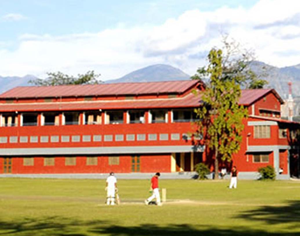 ওয়েলহাম বয়েজ স্কুল, দেহরাদূন: হিমালয় পার্বত্য অঞ্চলে প্রায় ৩০ একর এলাকা নিয়ে অবস্থিত এই স্কুলটির বার্ষিক ফি প্রায় ৬ লক্ষ টাকা। তা ছাড়া অ্যাডমিশনের সময় বোর্ডিং এবং অন্যান্য খরচ বাবদ আরও এক লক্ষ টাকা জমা রাখতে হয়। এই স্কুলের প্রাক্তনীদের মধ্যে রয়েছেন রবি শঙ্কর আইয়ার, সঞ্জয় গাঁধী, নবীন পট্টনায়ক প্রমুখ।