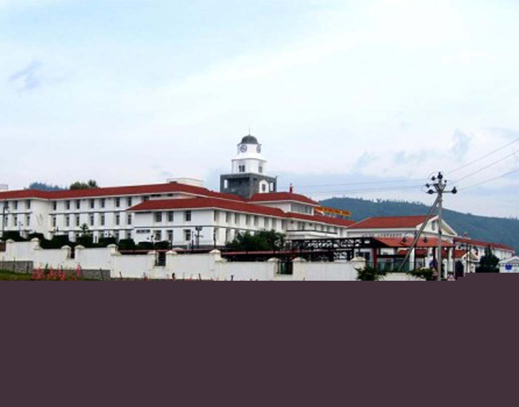 গুড শেফার্ড আন্তর্জাতিক স্কুল, উটি: নীলগিরির কোলে প্রায় ১৪০ একর এলাকা নিয়ে অবস্থিত এই স্কুলটি স্থাপিত হয়েছিল ১৯৭৭ সালে। পড়াশোনার পাশাপাশি, ক্রিকেট ফুটবল, গল্ফ, স্কোয়াশ, হকি, বাস্কেটবল, ভলিবল সব রকম খেলাধূলার সুব্যবস্থা রয়েছে এই স্কুলে। বার্ষিক ফি প্রায় ৫ থেকে ১০ লক্ষ টাকা।