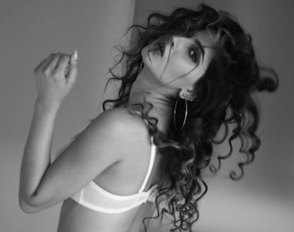 ছবিই যেন বলছে, বলিউডে আগুন ঝরাতে আসছেন ইনি। একতা কপূরের ‘রাগিণী এম এম এস ২.২’- এর আগে নাকি এমন বোল্ড লুকে দেখা যায়নি করিশ্মাকে।