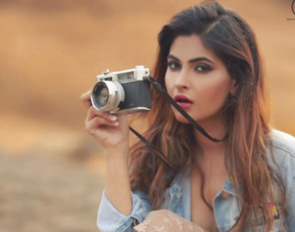 বেড়ানো, শপিং এবং সিনেমা দেখতে ভালবাসেন করিশ্মা। তাঁর প্রিয় অভিনেতা শাহরুখ খান ও করিনা কপূর।