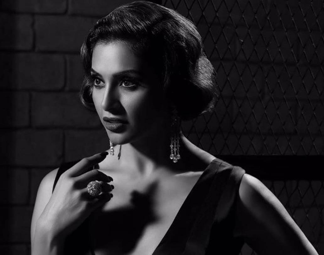 সাদা-কালোর আলো-আঁধারিতে ভরা ছবিগুলিতে লাস্যময়ী বিপাশার রূপ কিন্তু চোখ ঝলসানো। বাঙালি বিপাশাকে এমনিতেও বলিউডের ‘ব্ল্যাক বিউটি’ বলা হয়।