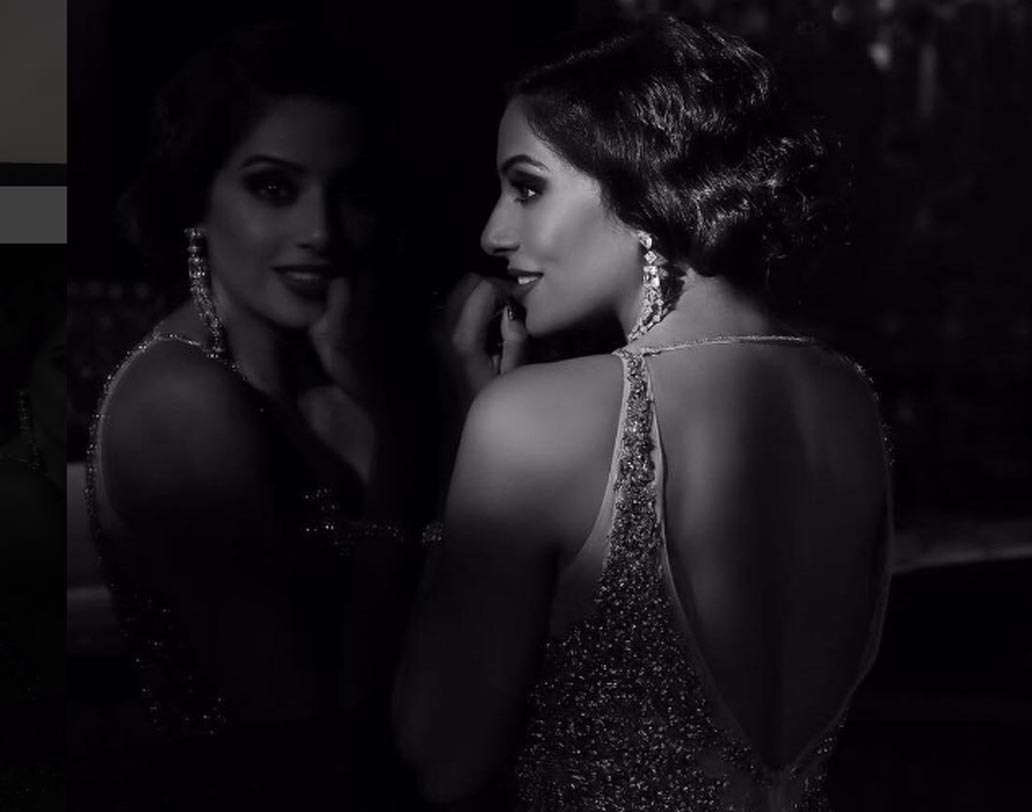 আয়নার সামনে দাঁড়িয়ে এই ছবির ক্যাপশনে বিপাশা লিখেছেন, ‘নিজের সঙ্গে ডেট’।