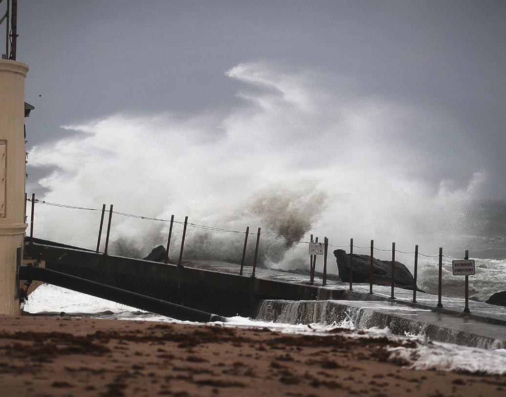 বন্যায় ভাসছে ফ্লোরিডার একাংশ। এখনও পর্যন্ত দু’টি ভূমিধ্বসের খবর এসেছে।