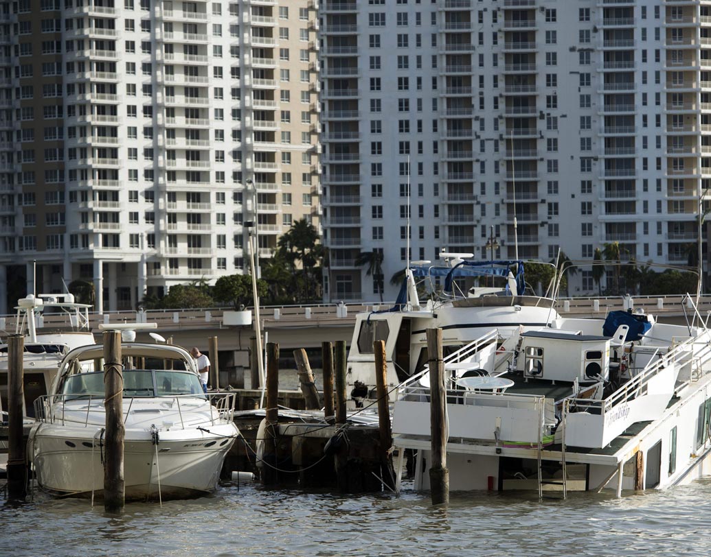 প্রবল ঝড়ের তাণ্ডব আর সঙ্গে পাল্লা দিয়ে জলচ্ছ্বাসে পুরোপুরি বিপর্যস্ত পর্যটনের শহর ফ্লোরিডা।